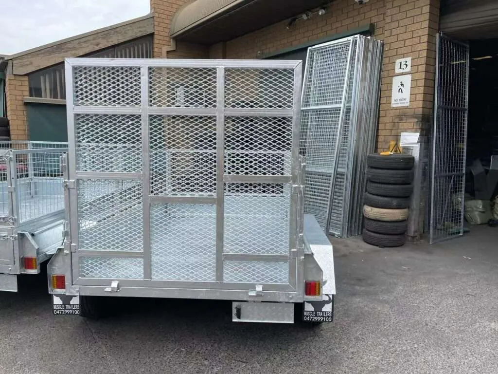Heavy-duty checker-plate tandem trailer with mesh cage